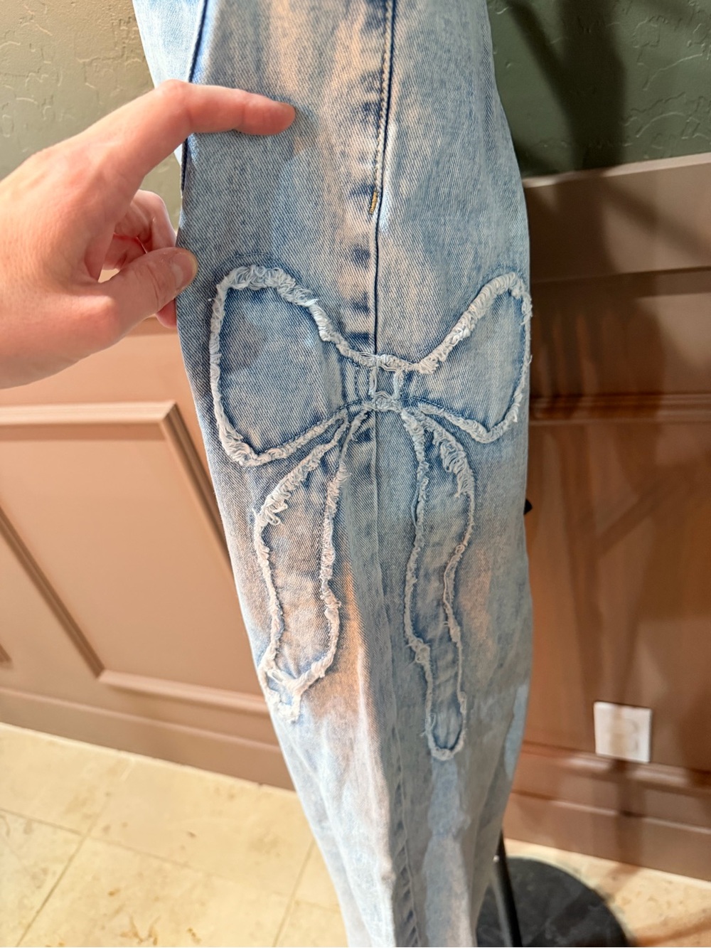 Straight-Leg Light Blue Women’s Jeans with Bow Stitch Detail - Picture 2 of 6